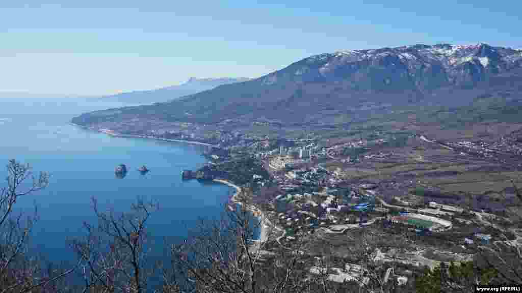 З «Гарячого каменю» в західній частині гори видно «Артек» та селище Гурзуф на тлі засніженого хребта Ялтинської яйли