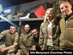 Алла Мартинюк разом з бійцями під час поїздки на фронт