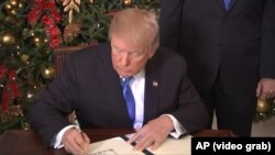 Президент США Дональд Трамп підписує рішення про визнання Єрусалима столицею Ізраїлю, Вашингтон, 6 грудня 2017 року