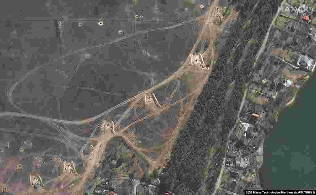 На захід від аеропорту «Антонова», що розташований на північний захід від Києва, розгорнута російська польова артилерія. Київ є ключовою ціллю російських військ. Satellite image ©2022 Maxar Technologies, 21 березня 2022 року