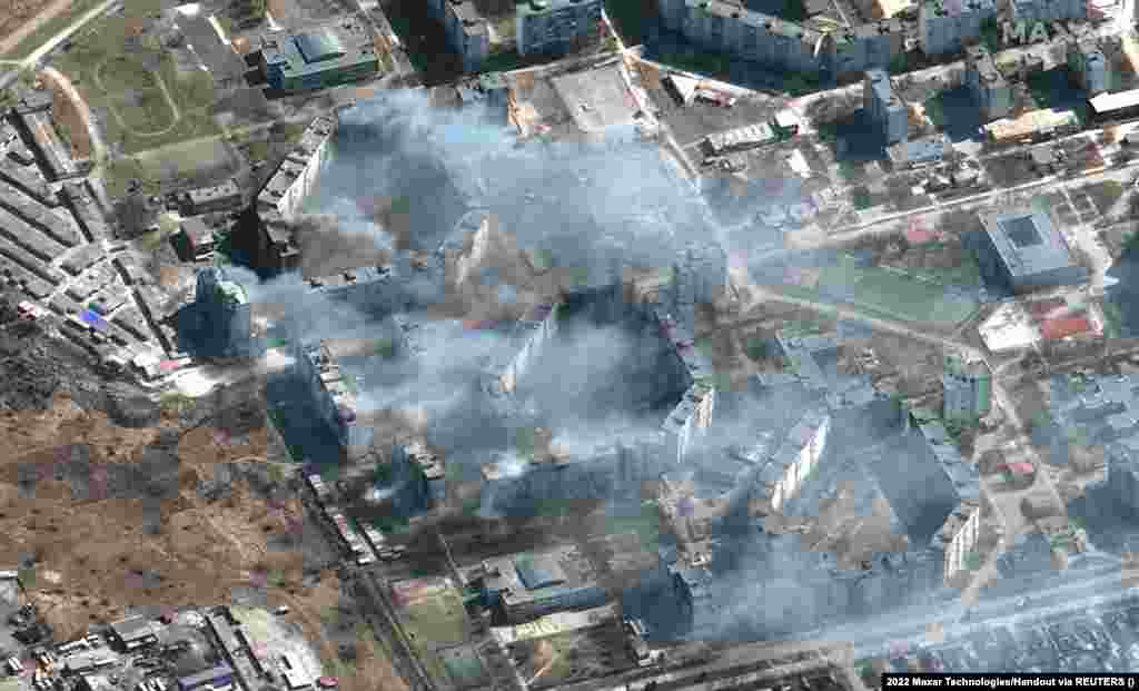 Після російських обстрілів горять житлові будинки на північному сході Маріуполя.  Супутниковий знімок Satellite image ©2022 Maxar Technologies від 19 березня 2022 року