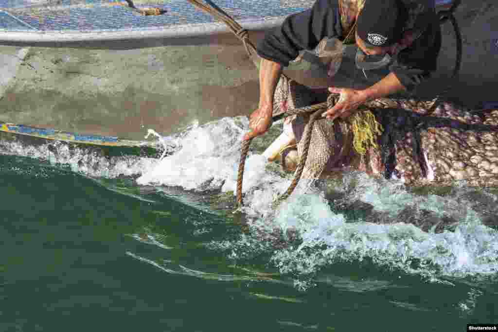 Чукчі на материку живуть за рахунок розведення північних оленів: вони харчуються вареною олениною, оленячим мозком і кістковим мозком, а також роблять з оленини суп. Одна з традиційних чукотських страв готується з напівперетравленого моху зі шлунка північного оленя, змішаного з кров’ю, жиром і шматочками варених нутрощів оленя. Кухня прибережних чукчів заснована на м’ясі моржів, тюленів, китів і морських водоростях. Обидві групи харчуються замороженою рибою, а також листям і корінням. Зараз традиційні страви чукчів доповнюються консервованими овочами та іншими продуктами, які вони купують у магазинах