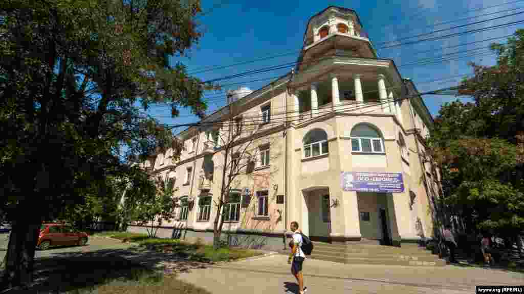 В начале 50-х годов сдали в эксплуатацию этот «немецкий» жилой дом на пересечении улиц Гоголя и Павленко