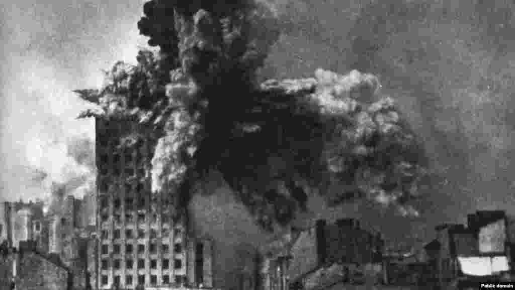 Результати обстрілу Варшави двотонними мінометами у серпні 1944 року та житловий будинок у Маріуполі після попадання снаряду з російського танка