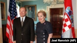 Američka državna sekretarka Madeleine Albright sa tadašnjim ministrom vanjskih poslova Hrvatske Matom Granićem u Washingtonu 22. jula 1998.