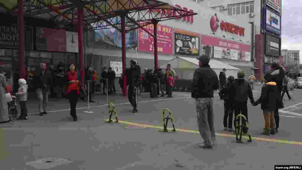 Симферопольский торговый центр «Меганом» закрыт из-за нехватки электроснабжения. Закрыты были также «Новая линия», «Новоцентр» (бывший «Эпицентр»), «Ашан» и другие крупные супермаркеты