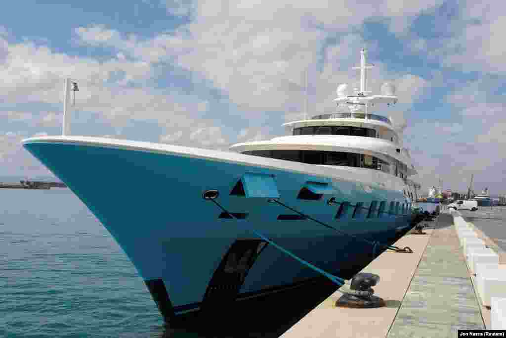 Яхта «Аксіома» вартістю 75 мільйонів доларів, яка, як повідомляється, належить російському олігарху Дмитру Пумпянському, була конфіскована урядом Гібралтару. Пумпянський є власником та головою правління виробника сталевих труб ТМК, постачальника російського державного енергетичного гіганта «Газпром».