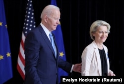 Джо Байден та Урсула фон дер Ляєн в Брюсселі під час переговорів через місяць після початку війни Росії проти України. 25 березня 2022 року. США та ЄС надають найбільшу фінансову допомогу Україні в час війни