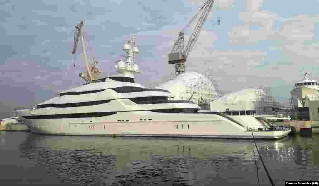 Повідомляється, що Amore Vero належить Ігорю Сечину, голові російського державного енергетичного гіганта «Роснефть». Корабель був заарештований неподалік Марселя на початку березня. Сайт Superyacht Fan оцінив вартість Amore Vero в 120 мільйонів доларів. Другу яхту, яка нібито належить Сечину, давньому соратнику Путіна, заарештували в Іспанії в середині березня. Вартість Crescent оцінюється у 500-600 мільйонів доларів.  