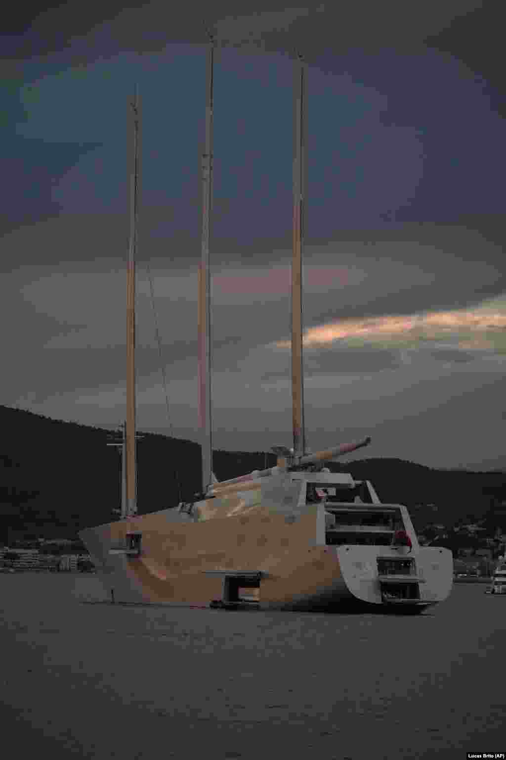 Вітрильна яхта SY A (Вітрильна яхта А), що належить російському олігарху Андрію Мельниченку, була заарештована італійською владою 11 березня. За різними оцінками вартість судна становить близько 600 мільйонів доларів. Європейська рада заявляє, що Мельниченко «зайнятий у секторах економіки, які забезпечують суттєве джерело доходів уряду Російської Федерації, який відповідає за анексію Криму та дестабілізацію України». Представник Мельниченка сказав: «Ми заперечуватимемо ці безпідставні та необґрунтовані санкції і віримо, що верховенство закону та здоровий глузд переможуть».