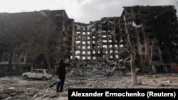 Зруйнований російськими обстрілами будинок у Маріуполі, 25 березня 2022 року