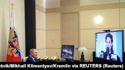 Ruski predsednik Vladimir Putin tokom video sastanka sa ličnostima iz ruske kulture