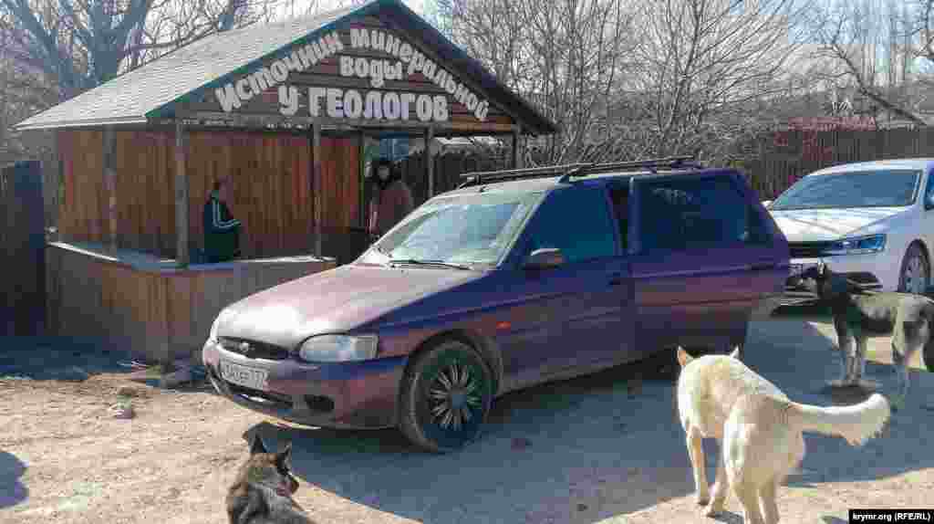 В парке «Кизил-Коба» в эти мартовские дни немноголюдно. В основном люди на собственном транспорте приезжают за водой из здешних минеральных источников