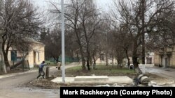 Робітник працює над встановленням кисневого баку біля Бориспільської багатопрофільної лікарні інтенсивного лікування