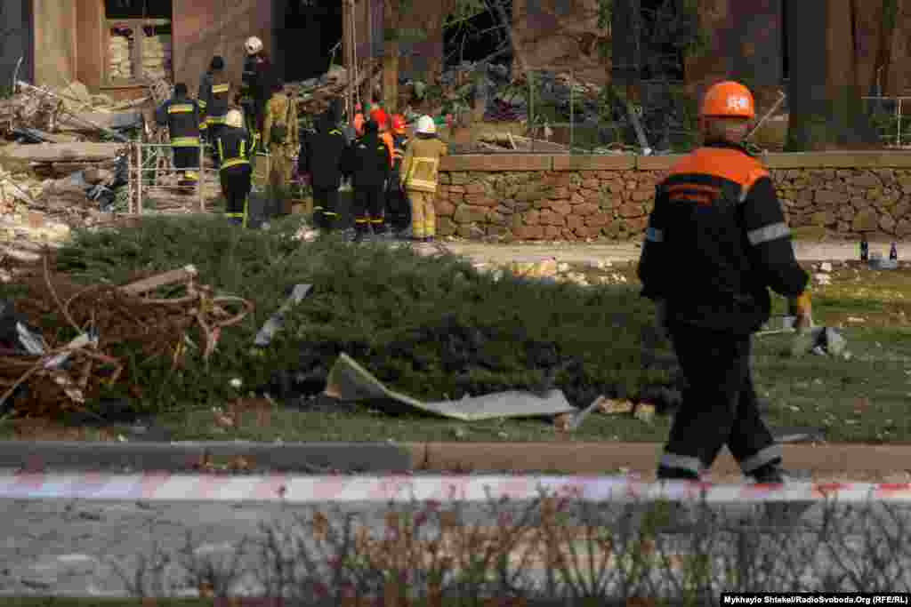 Как позже сообщил глава ОГА Виталий Ким, его не было на работе, а вот ракета попала именно в его кабинет. Николаев, 29 марта 2022 года  