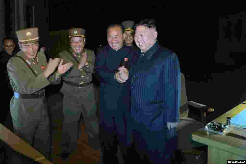 Udhëheqësi koreanoverior, Kim Jong Un, duke shikuar testimin e dytë të lëshimit të raketës balistike ndërkontinentale "Hwasong-14". Fotografi e publikuar më 29 korrik 2017.