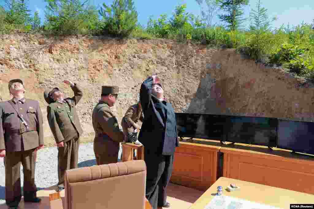 Udhëheqësi i Koresë së Veriut, Kim Jong Un, duke shikuar gjatë testimit të lëshimit të raketës balistike ndërkontinentale "Hwasong-14". Fotografi e publikuar më 5 korrik 2017.