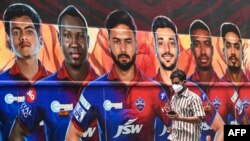 يو تن د دهلي لوبډلې د لګېدلي پوسټر سره تير