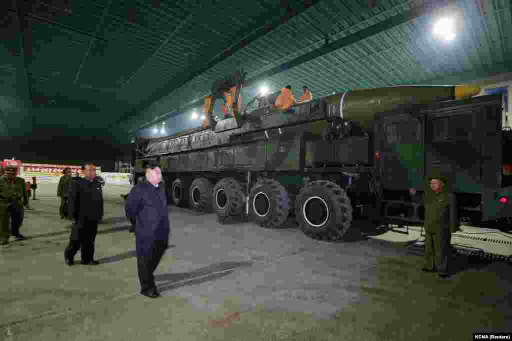 Udhëheqësi i Koresë së Veriut, Kim Jong Un, duke inspektuar raketën balistike ndërkontinentale "Hwasong-14". Fotografi e publikuar më 5 korrik 2017.