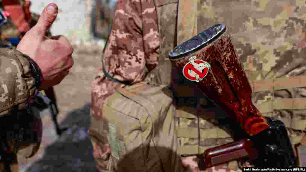 Логотип «Охотников за привидениями» на прикладе автомата украинского военного.