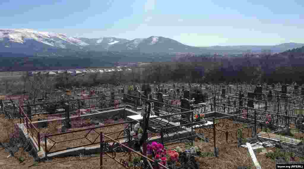 Под боком одного из коттеджных поселков – сельский погост, где обретают вечный покой военные пенсионеры и члены их семей из Перевальненского гарнизона