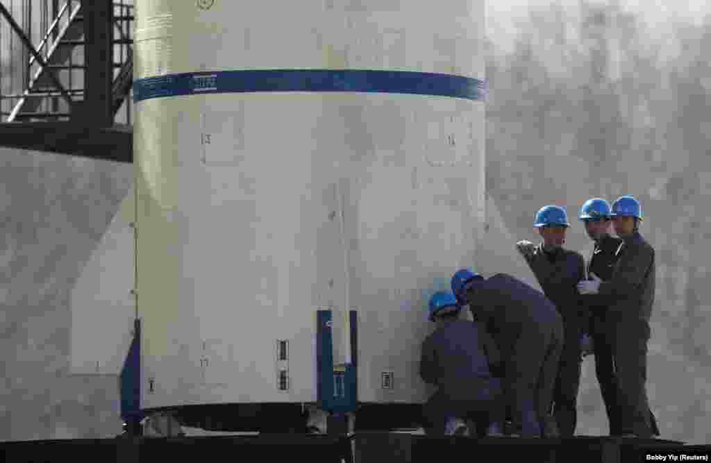 Inxhinierët duke kontrolluar bazën e vendosjes së raketës "Unha-3", në veriperëndim të Phenianit, më 8 prill 2012.
