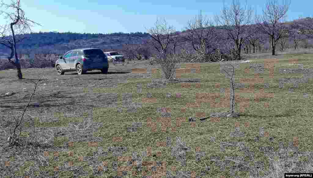 Автотехника на земельных участках в старом черешневом саду бывшего совхоза «Перевальненский»