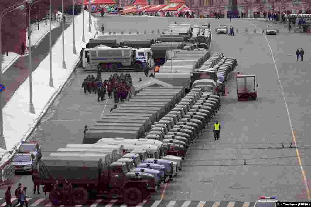 Грузовики с солдатами ВВ на Васильевском спуске.