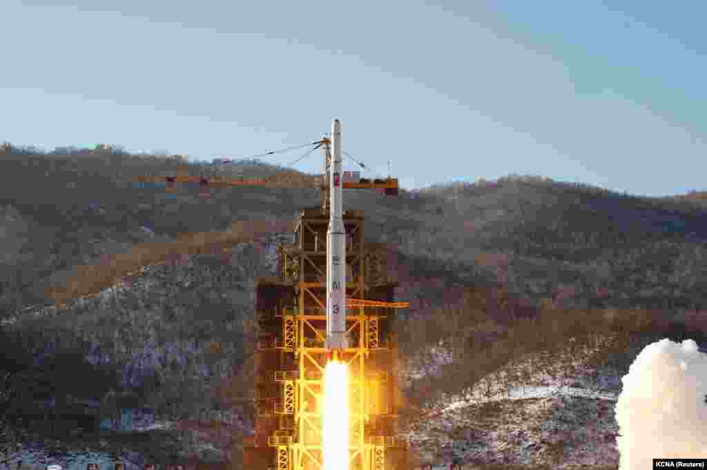 Raketa "Unha-3", me versionin e dytë të salitetit "Kwangmyongsong-3", duke u nisur nga një bazë në qarkun Çolsan të provincës së Pjonganit Verior, më 12 dhjetor 2012. Fotografi e publikuar më 14 dhjetor 2012.
