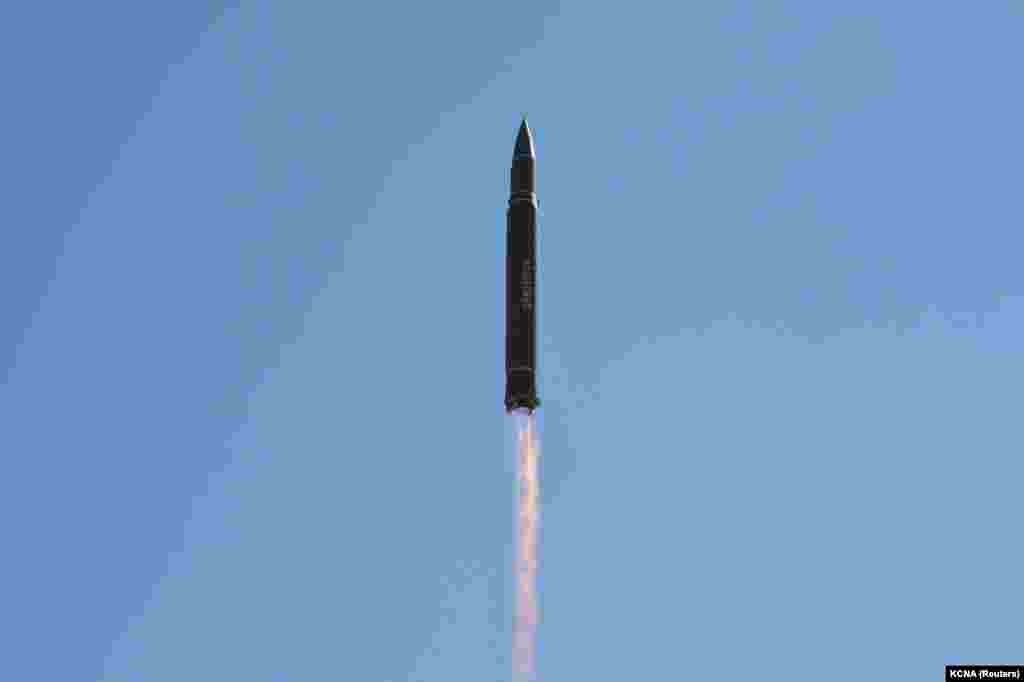 Raketa balistike ndërkontinentale "Hwasong-14", e parë gjatë një testimi. Fotografi e publikuar më 4 korrik 2017.