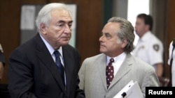 Доминик Стросс-Кан (слева) со своим защитником Бенджамином Брафманом