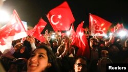 Прихильники президента Туреччини Реджепа Таїпа Ердогана, Стамбул, 16 квітня 2017 року