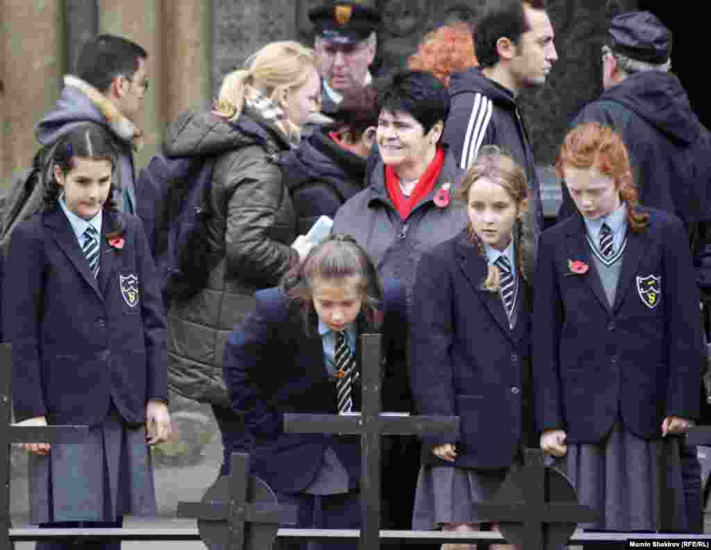 Школьники вместе с учителями также приходят к Вестминстерсокому аббатству. 