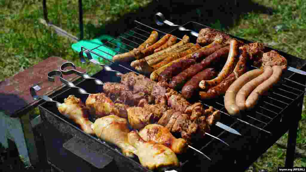 Окруженный сосновыми перелесками и каменистыми холмами, искусственный водоем является привлекательным местом для массовых вело- и пеших прогулок, а также рыбалки и пикников Больше кадров – в фотогалерее из Симферополя