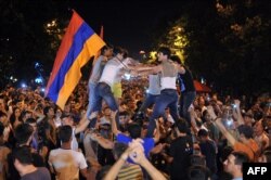 Тисячі людей протестують проти підвищення тарифів на електроенергію. Єреван, 25 червня 2015 року