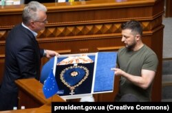 Президент Литви Гітанас Науседа вручає президенту України Володимиру Зеленському вищу нагороду Литви Орден Вітаутаса Великого під час засідання Верховної Ради України. Київ, 28 липня 2022 року