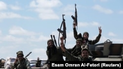 Бійці Лівійської національної армії Халіфа Хафтара їдуть з Бенгазі до Тріполі для посилення військ, що наступають на лівійську столицю, 7 квітня 2019 року