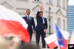 Candidatul prezidențial și primarul Varșoviei, Rafal Trzaskowski, și președintele nou ales al României, Nicușor Dan, la Varșovia, Polonia, 25 mai 2025.
