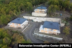 Три котеджі на будівельному майданчику. Знімок з дрона, зроблений у жовтні 2025 року