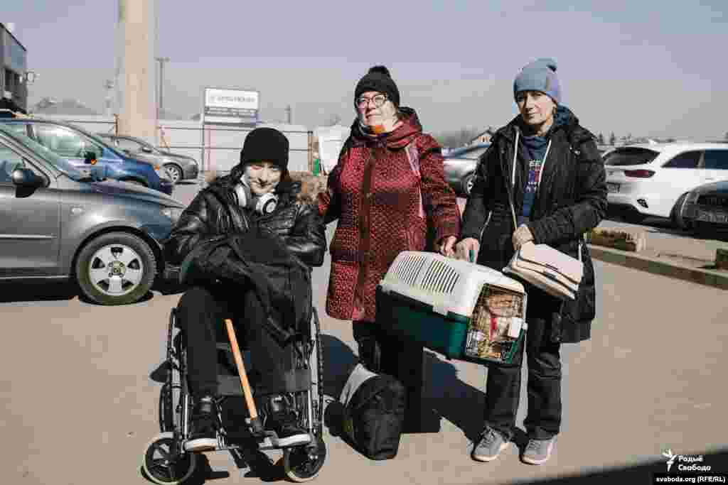 Вадим, Ніна, Олена, коти Ясик і Поліфік, місто Часів Яр Донецької області «Їдемо з міста Часів Яр, це 100 кілометрів від Донецька. Ми пережили 2014 рік, коли над нашими будинками пролітали снаряди. Але цього разу ми не витримали. Ми виїхали через Вадима (хлопець на візку – РС). У місті не вистачає переносок для тварин. Нам вдалося знайти лише одну. Тож коти б’ються один з одним всю дорогу, не можуть ужитися».    