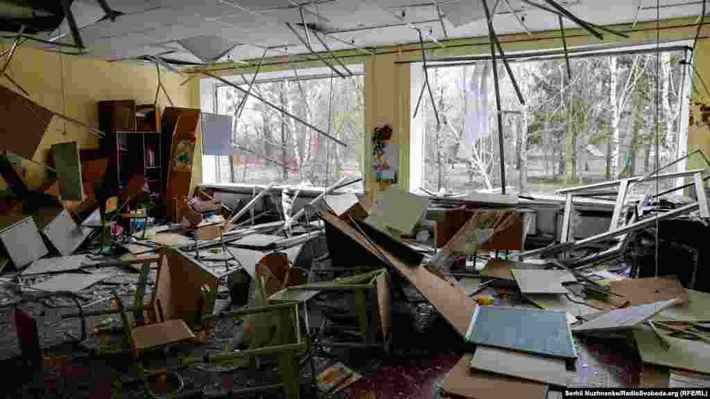 Пошкоджена – «демілітаризована» і «денацифікована» – російською армією українська школа у селі Кухарі. Київщина, 30 березня 2022 року