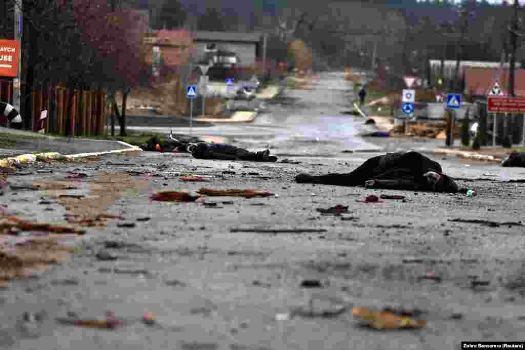 Російські військові, як тепер встановлено українськими та міжнародними слідчими групами, на окупованих територіях чинили воєнні злочини проти цивільного населення: катування, убивства, зґвалтування, зокрема і дітей.  Також військовослужбовці РФ грабували оселі українських громадян, а викрадене майно вивозили і відправляли посилками додому.   Тіла цивільних, убитих російськими військовими у Бучі. 2 квітня 2022 року 