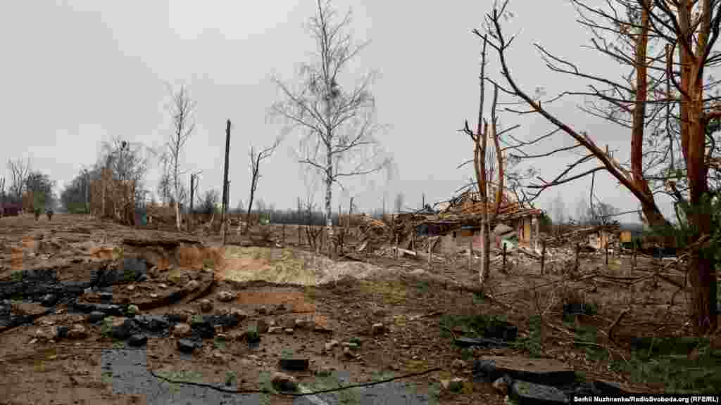 Воронка від авіабомби та зруйновані житлові будинки в селі Тетерівське поблизу будинку дідуся 