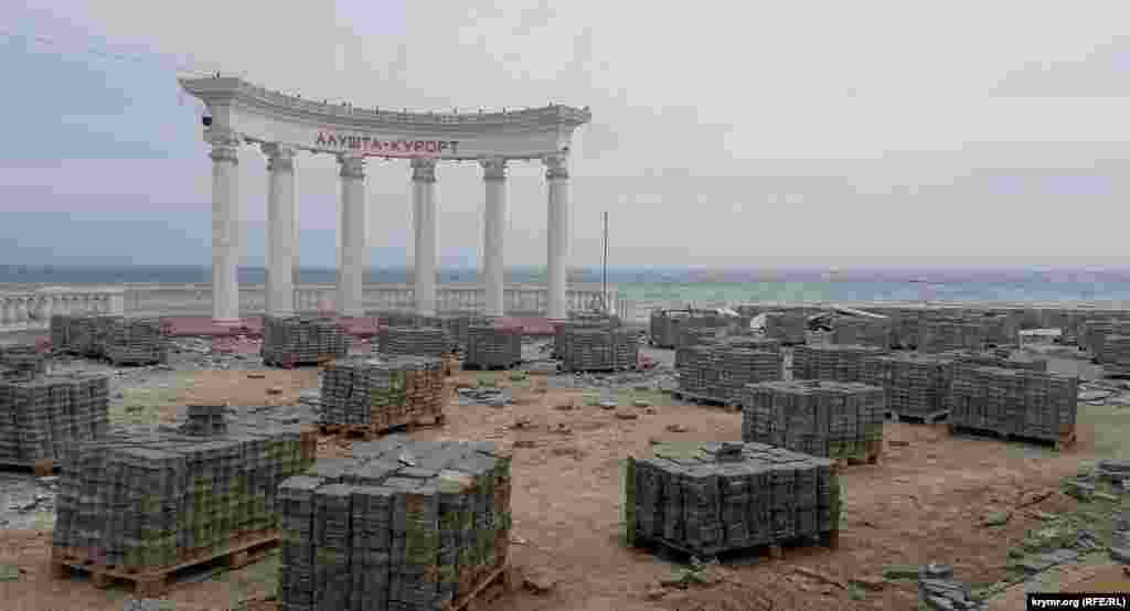 Продолжается ремонт центральной набережной. Когда он завершится неизвестно – положенного в таких случаях паспорта объекта не видно. Алушта, 29 марта 2022 года