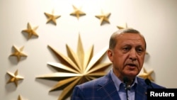 Президент Реджеп Эрдоган общается с журналистами. Анкара, 16 апреля