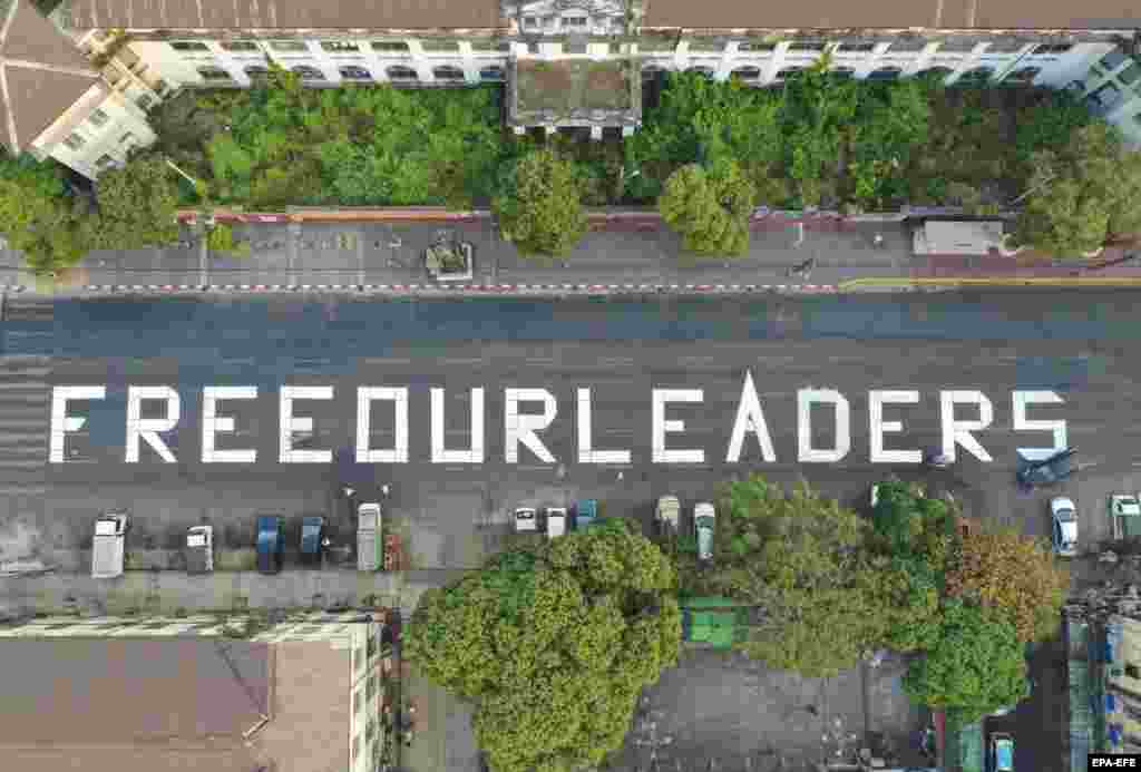 Вулична фреска з написом «Звільни наших лідерів» як символ опору проти військового перевороту. Фото з дрону. Янгон, М'янма, 20 лютого 2021 року