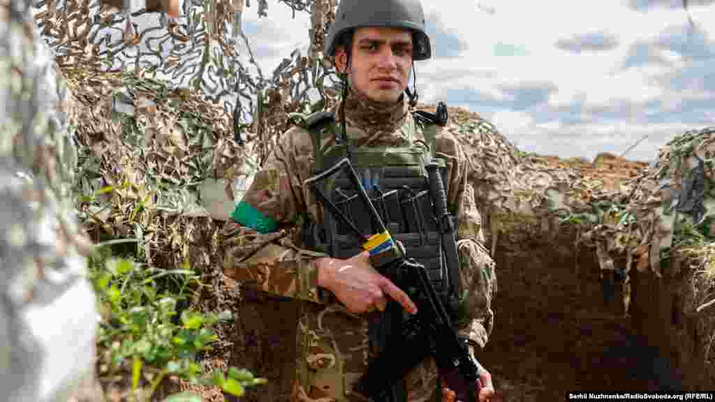 «Битва за Донбас залишається головним стратегічним напрямом Росії для досягнення заявленої мети – забезпечення контролю над Донецькою та Луганською областями. У цих областях бої були особливо важкими в районі Лисичанська і Сєвєродонецька, зі спробою просування на південь від Ізюма до Слов’янська. Через сильний опір Збройних сил України російські територіальні завоювання були обмеженими і досягнуті значними втратами для російських військ», – йдеться в повідомленні, оприлюдненому Міноборони Великої Британії у твітері 29 квітня