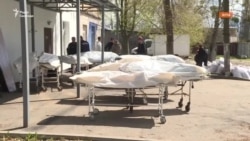 «Прийшов опізнати свого сина. Йому стріляли у шию, а потім у серце»: в Бучі родичі забирають тіла загиблих під час російської окупації
 «Прийшов опізнати свого сина. Йому стріляли у шию, а потім у серце»: в Бучі родичі забирають тіла загиблих під час російської окупації