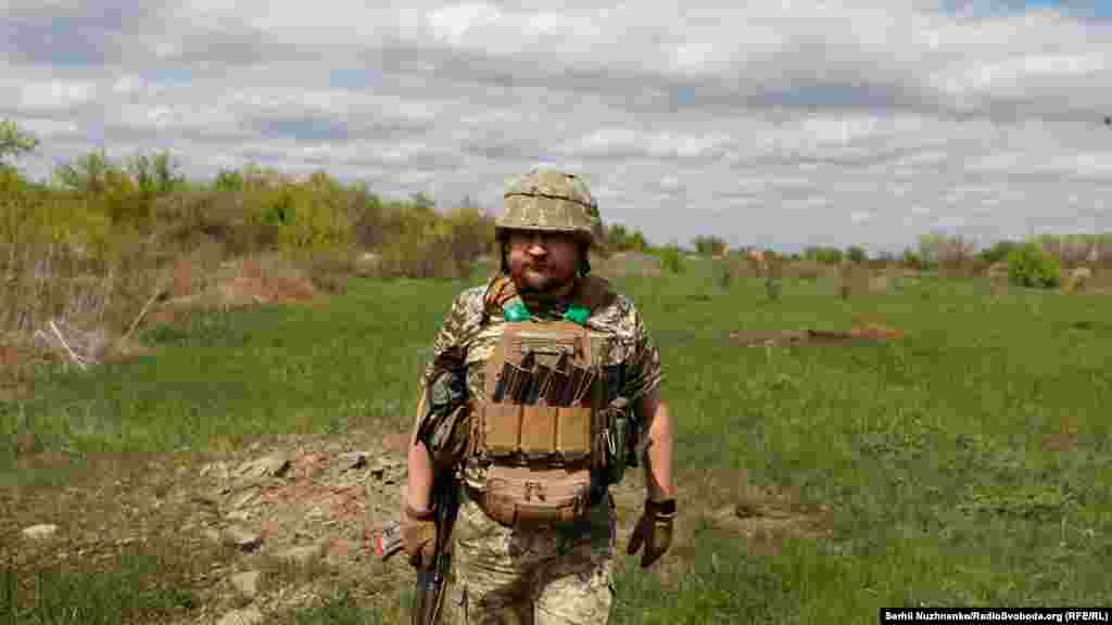 Український військовий йде на позиції. Донецька область, 28 квітня 2022 року