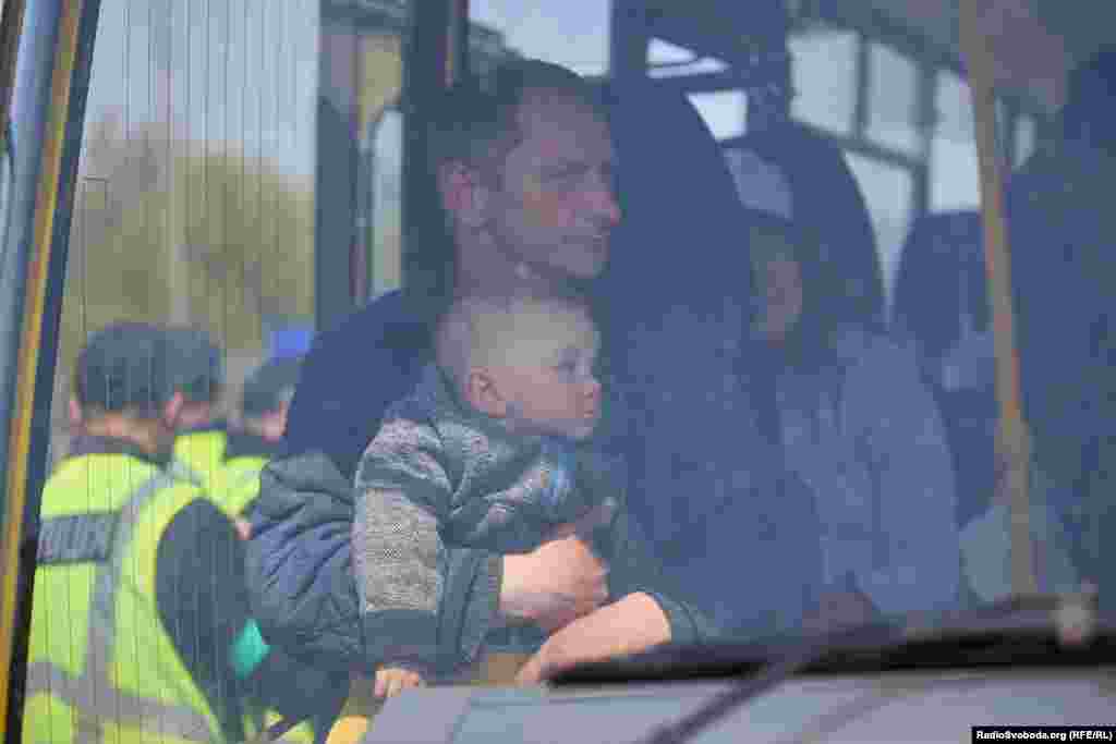 Для багатьох переселенців шлях з окупованих території триває тижні  